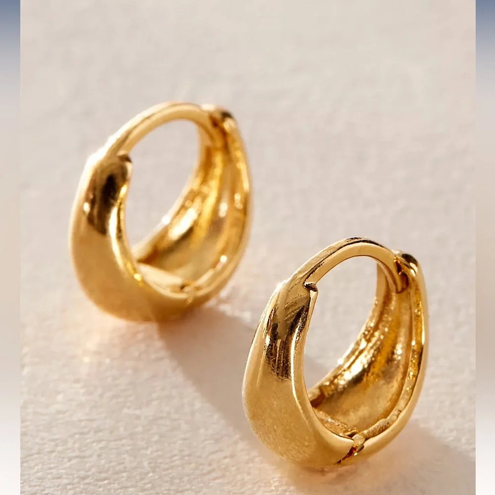 Free People gold Aneesa Huggy Hoops - Picture 1 of 3